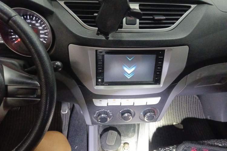 Used FAW Senya S80 2013 1.5L Manual 5-Seat Urban Fashion Edition Audio And AC Panel