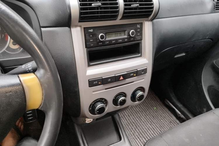 Used FAW Senya S80 2013 1.5L Manual 7-Seater Urban Fashion Edition Audio And AC Panel