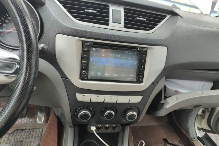 Used FAW Senya S80 2013 1.5L Manual 5-Seat Urban Fashion Edition Audio And AC Panel