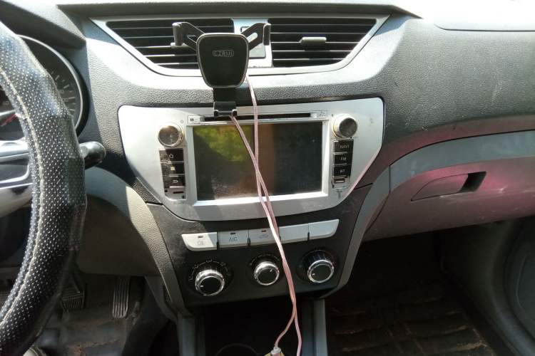 Used FAW Senya S80 2013 1.5L Manual 5-Seat Urban Fashion Edition Audio And AC Panel