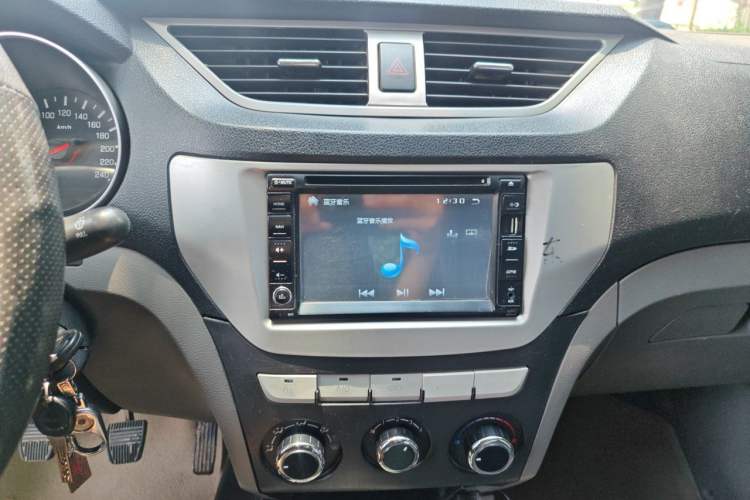 Used FAW Senya S80 2013 1.5L Manual 5-Seat Urban Fashion Edition Audio And AC Panel