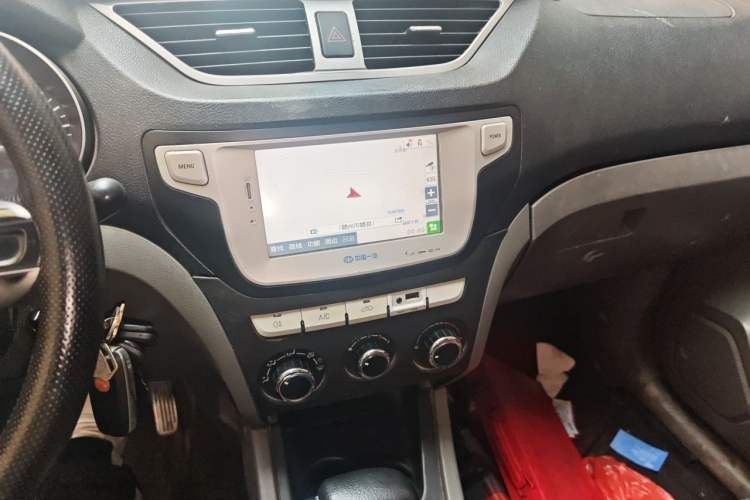 Used FAW Senya S80 2014 1.5L Automatic 7-Seater Supreme Navigation Edition Audio And AC Panel