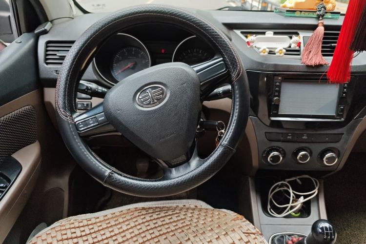 Used FAW Senya S80 2014 1.5L Manual 7-Seater Classic Edition Center Console