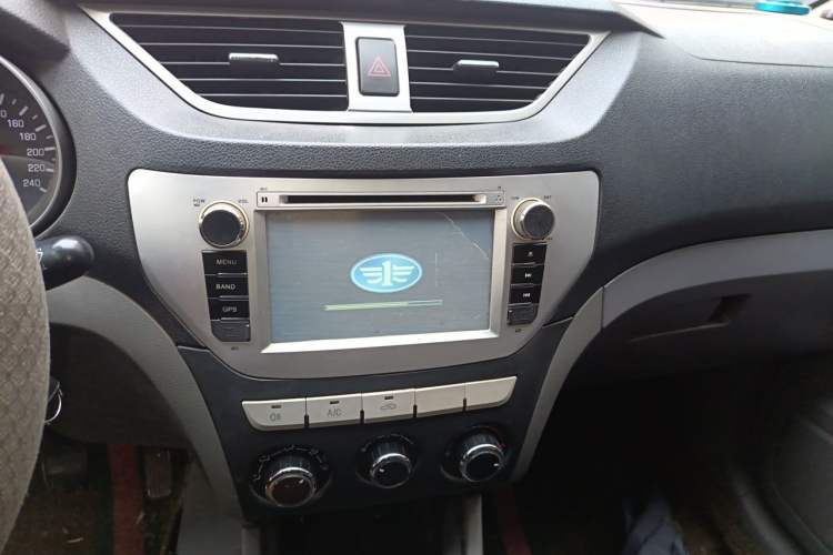 Used FAW Senya S80 2014 1.5L Manual 5-Seat Sporty Urban B Edition Audio And AC Panel