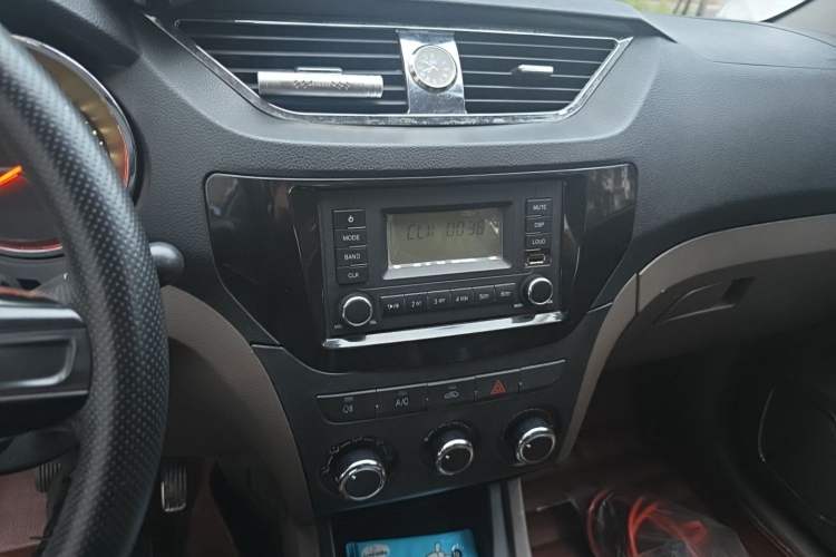 Used FAW Senya S80 2014 1.5L Automatic 7-Seater Sport Edition Audio And AC Panel