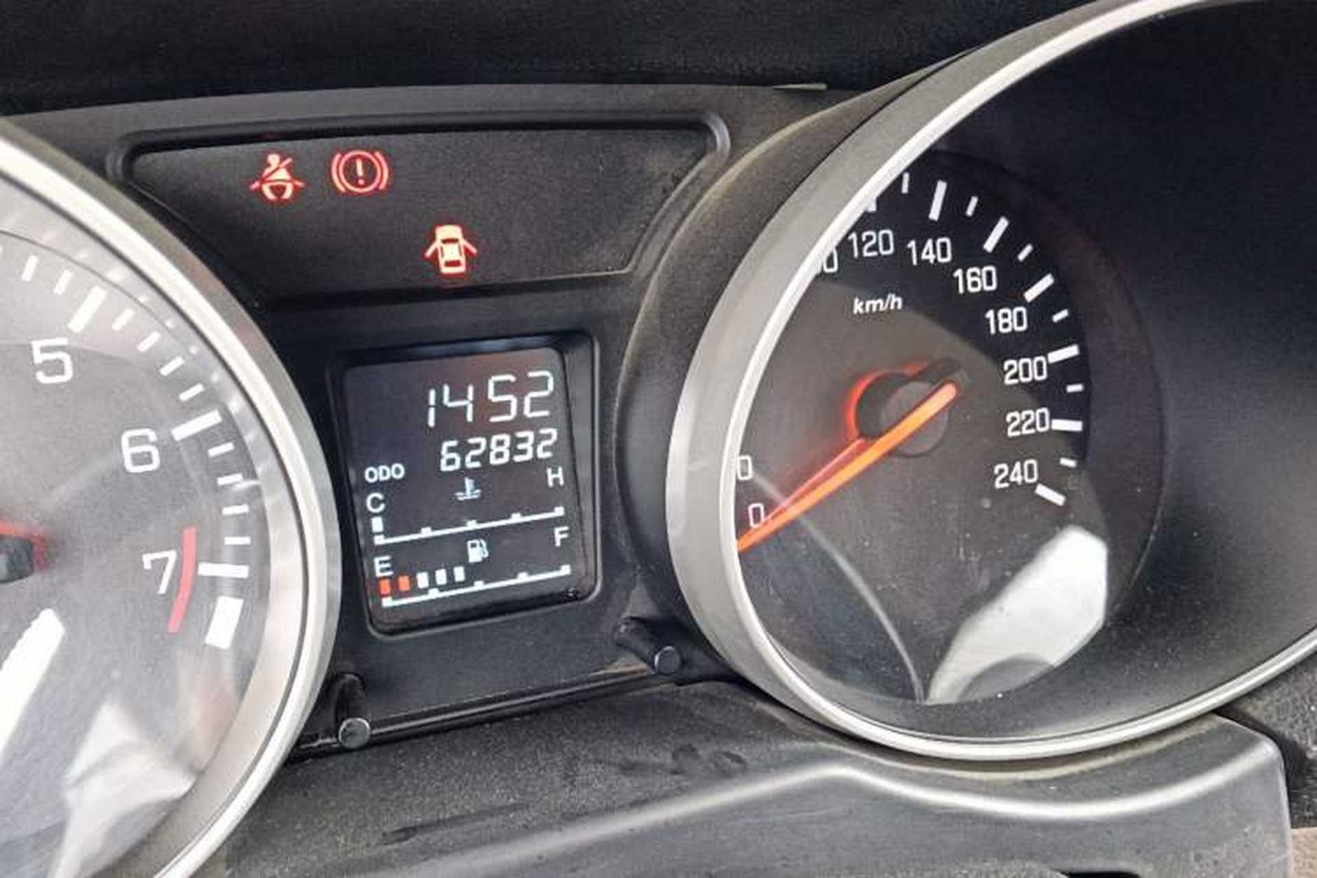 Used FAW Senya S80 2014 1.5L Manual 7-Seater Classic Edition Odometer Close Up