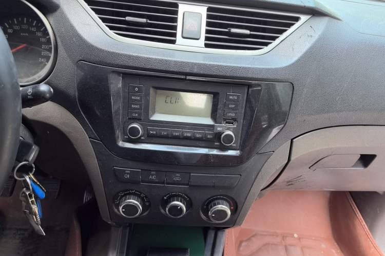 Used FAW Senya S80 2015 1.5L Manual 5-Seater Urban Edition Audio And AC Panel