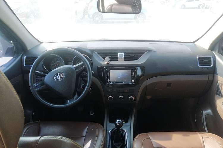 Used FAW Senya S80 2015 1.5L Manual 7-Seater Urban Edition Center Console