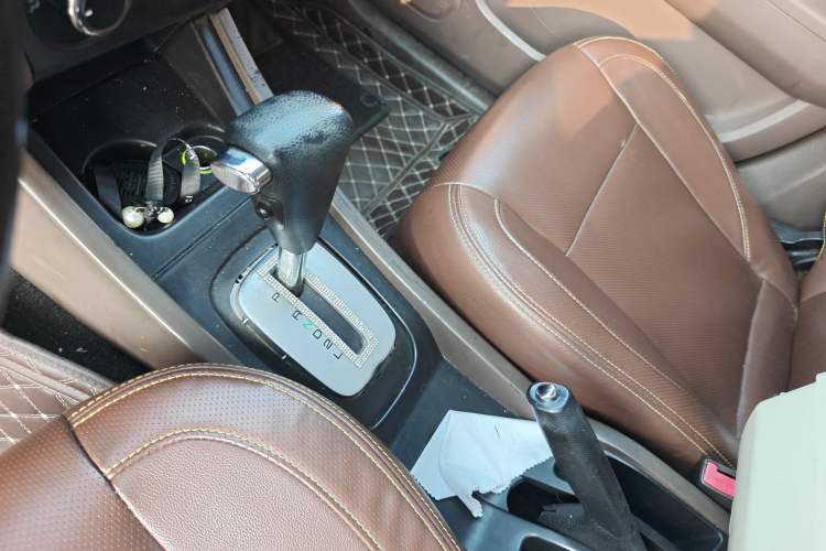 Used FAW Senya S80 2015 1.5L Automatic 7-Seater Urban Edition Gear Lever