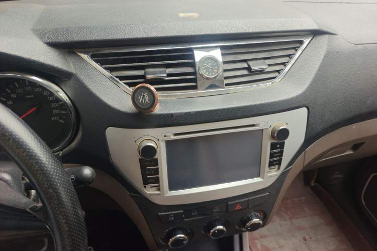 Used FAW Senya S80 2015 1.5L Manual 7-Seater Urban Edition Audio And AC Panel