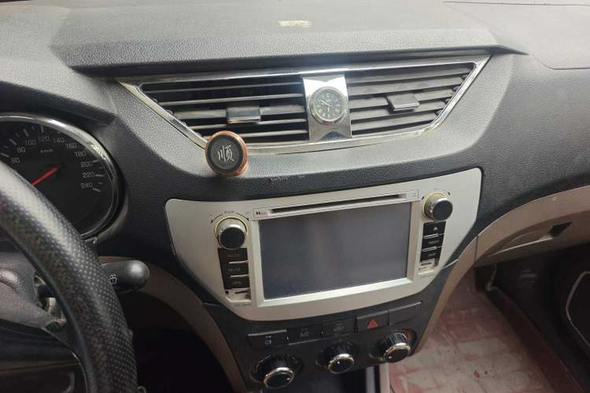 Used FAW Senya S80 2015 1.5L Manual 7-Seater Urban Edition Audio And AC Panel