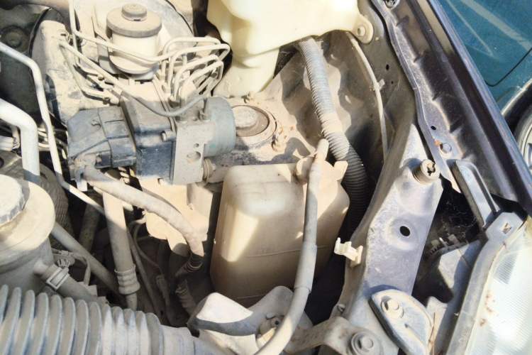 Used FAW Senya S80 2015 1.5L Manual 7-Seater Urban Edition Engine Bay Left
