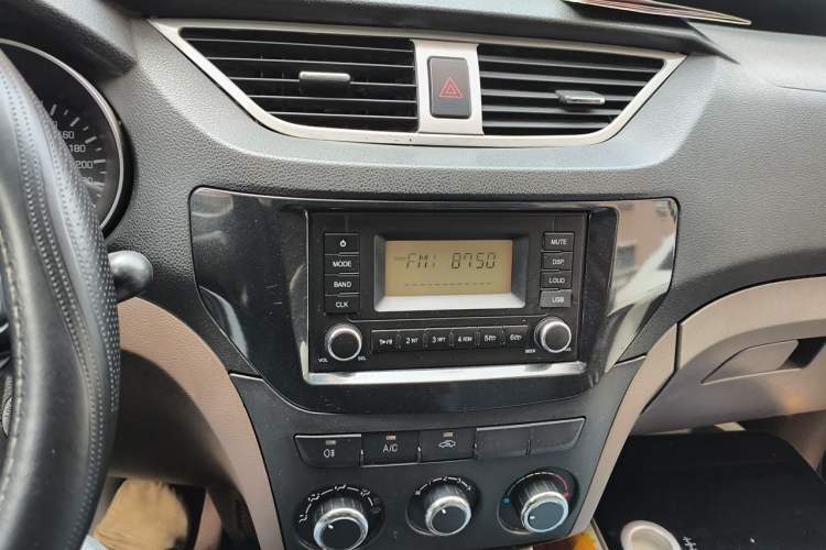 Used FAW Senya S80 2015 1.5L Manual 5-Seater Urban Edition Audio And AC Panel