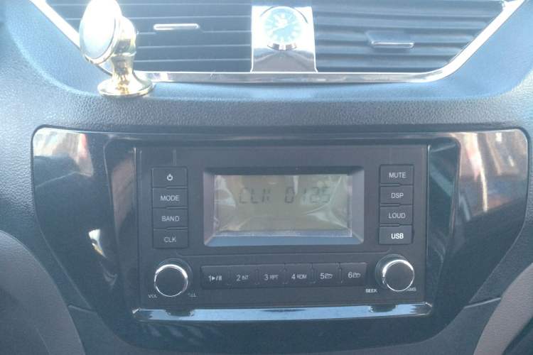 Used FAW Senya S80 2015 1.5L Manual 5-Seater Luxury Edition Audio And AC Panel