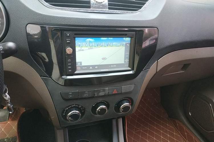 Used FAW Senya S80 2015 1.5L Manual 7-Seater Urban Edition Audio And AC Panel