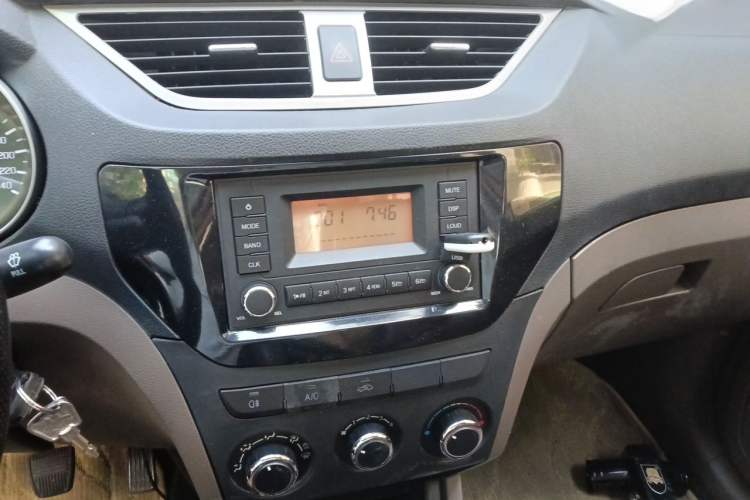 Used FAW Senya S80 2015 1.5L Manual 5-Seater Urban Edition Audio And AC Panel
