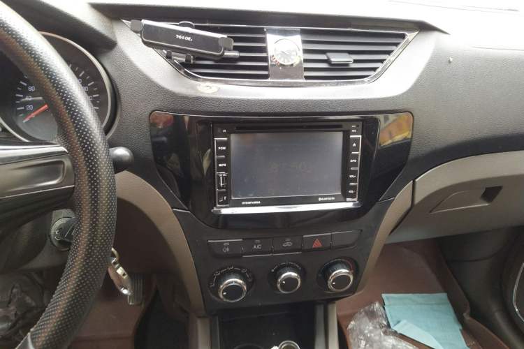 Used FAW Senya S80 2015 1.5L Manual 7-Seater Urban Edition Audio And AC Panel