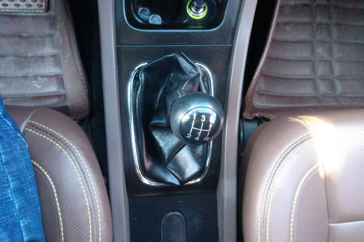 Used FAW Senya S80 2015 1.5L Manual 5-Seater Luxury Edition Gear Lever
