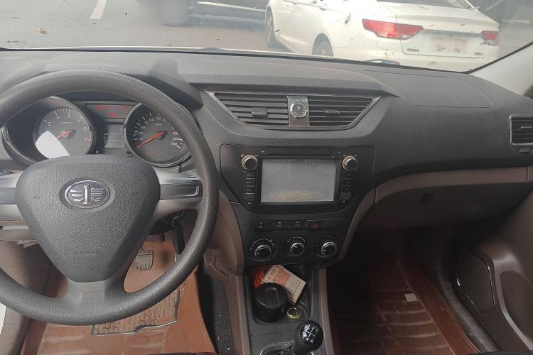 Used FAW Senya S80 2015 1.3L Manual 7-Seater Standard Edition Interior 3
