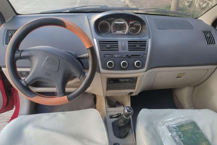 Used FAW Weizhi 2009 Hatchback 1.5L Manual Elite Model Center Console