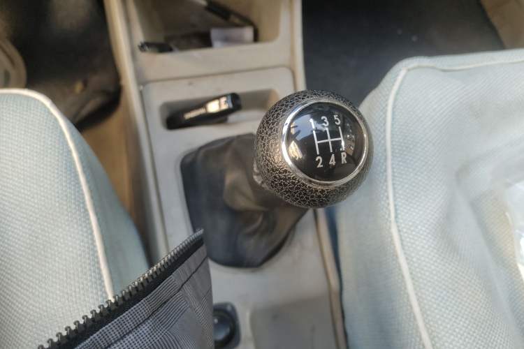 Used FAW Weizhi 2009 Hatchback 1.5L Manual Elite Model Gear Lever