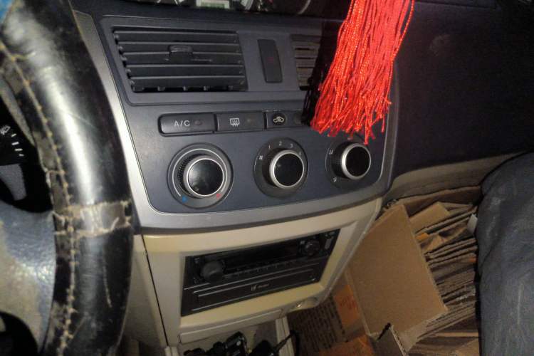 Used FAW Weizhi 2009 Sedan 1.5L Manual Elite Model Audio And AC Panel