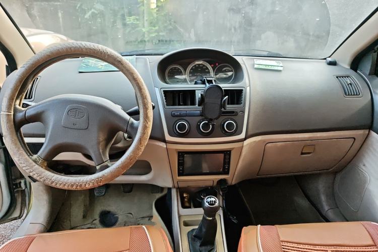 Used FAW Weizhi 2011 Sedan 1.5L Manual Standard Model Center Console