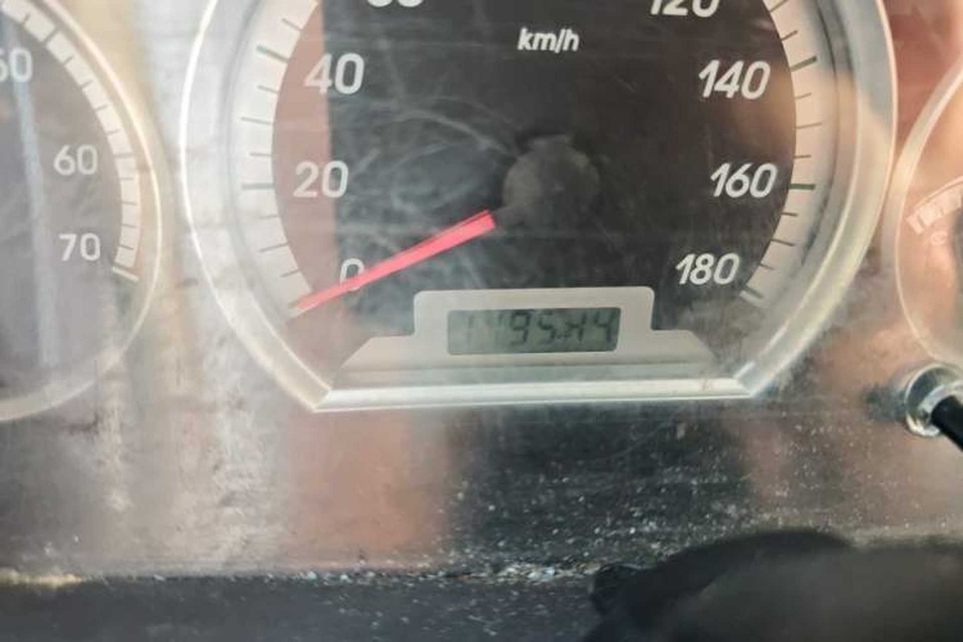 Used FAW Weizhi 2011 Sedan 1.5L Manual Standard Model Odometer Close Up