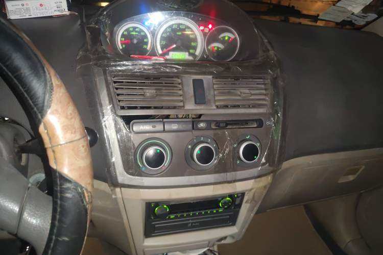 Used FAW Weizhi 2011 Sedan 1.5L Manual Elite Model Audio And AC Panel