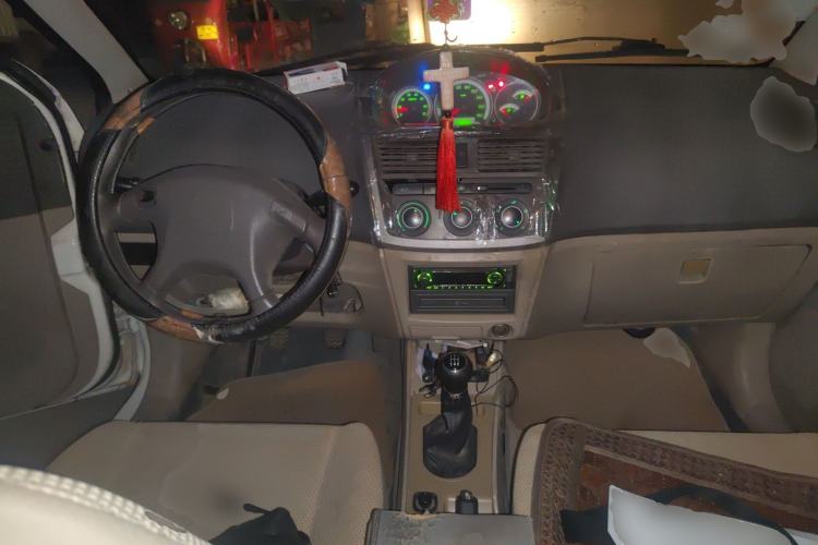 Used FAW Weizhi 2011 Sedan 1.5L Manual Elite Model Center Console