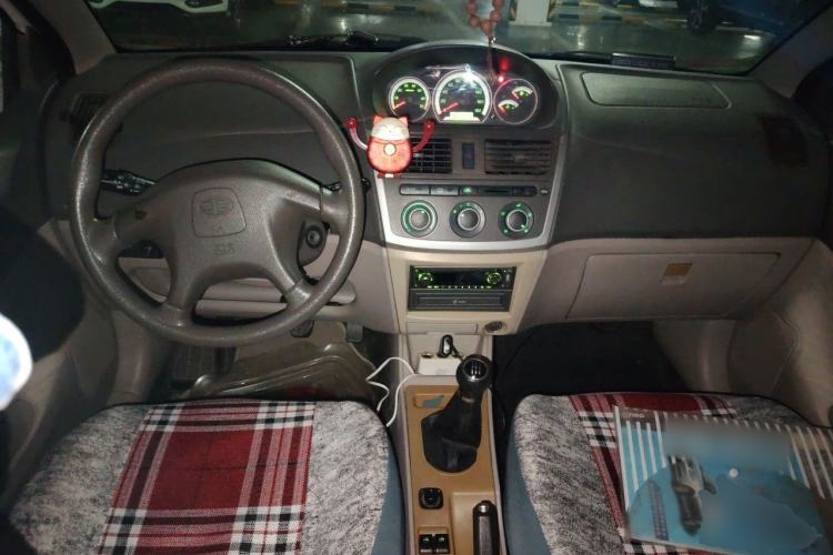 Used FAW Weizhi 2011 Sedan 1.5L Manual Elite Model Center Console