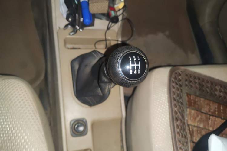 Used FAW Weizhi 2011 Sedan 1.5L Manual Elite Model Gear Lever