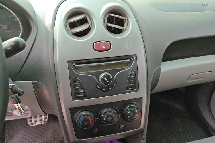 Used FAW Weizhi V2 2010 1.3L AMT Flagship Version Audio And AC Panel