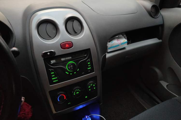 Used FAW Weizhi V2 2010 1.3L Manual Comfort Edition Audio And AC Panel