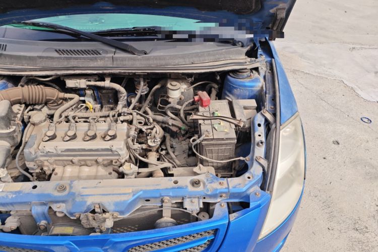 Used FAW Weizhi V2 2010 1.3L AMT Flagship Version Engine Bay Left