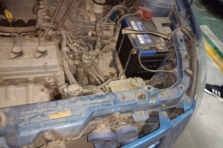 Used FAW Weizhi V2 2010 1.3L AMT Flagship Version Engine Bay Left