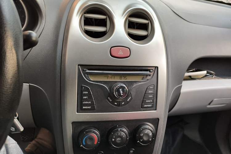 Used FAW Weizhi V2 2010 1.3L Manual Luxury Version Audio And AC Panel