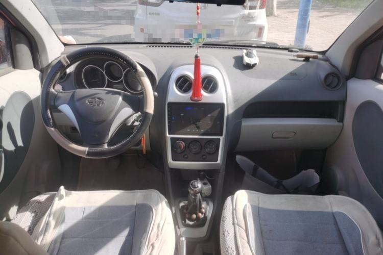 Used FAW Weizhi V2 2010 1.3L Manual Luxury Version Center Console