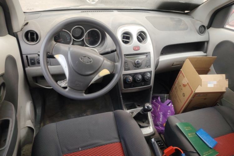Used FAW Weizhi V2 2010 1.3L Manual Luxury Version Center Console