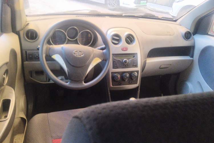 Used FAW Weizhi V2 2010 1.3L Manual Luxury Version Center Console