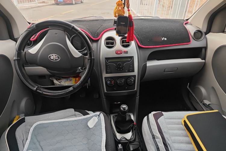 Used FAW Weizhi V2 2010 1.3L Manual Comfort Edition Center Console