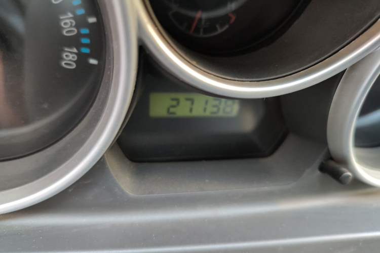 Used FAW Weizhi V2 2010 1.3L Manual Luxury Version Odometer Close Up
