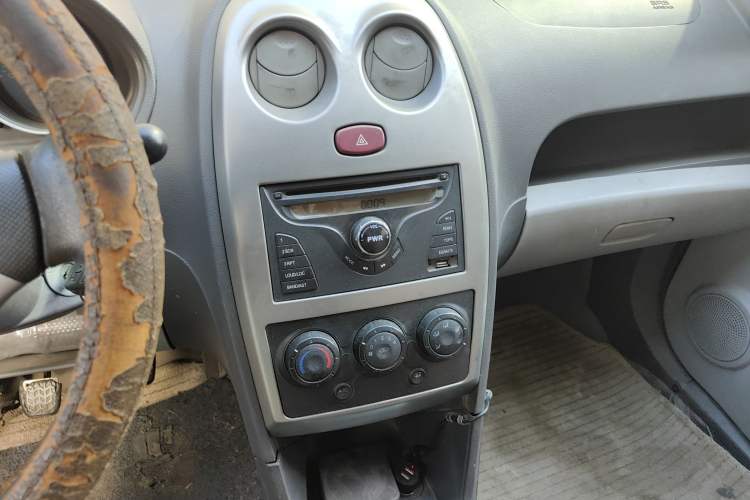 Used FAW Weizhi V2 2010 1.3L Manual Comfort Edition Audio And AC Panel