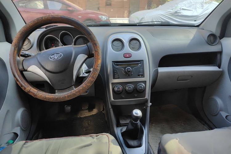 Used FAW Weizhi V2 2010 1.3L Manual Comfort Edition Center Console