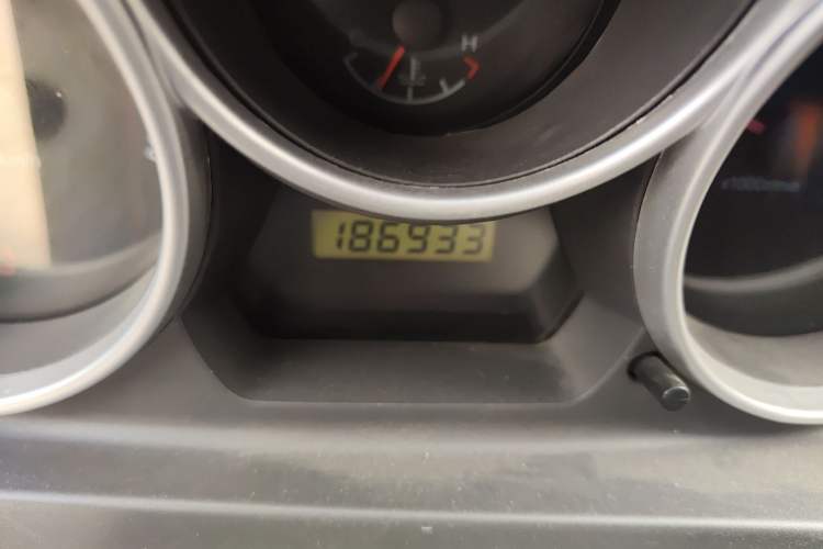 Used FAW Weizhi V2 2010 1.3L Manual Luxury Version Odometer Close Up