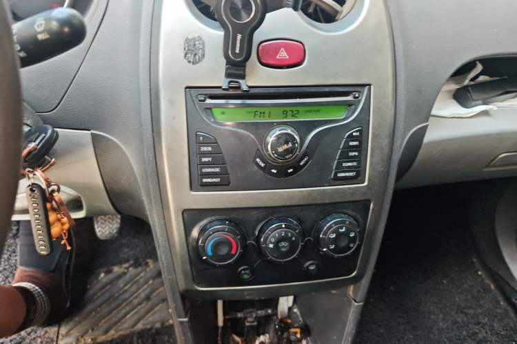 Used FAW Weizhi V2 2012 CROSS 1.3L Manual Luxury Model Audio And AC Panel