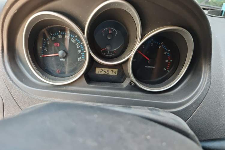 Used FAW Weizhi V2 2012 CROSS 1.3L Manual Luxury Model Odometer Close Up