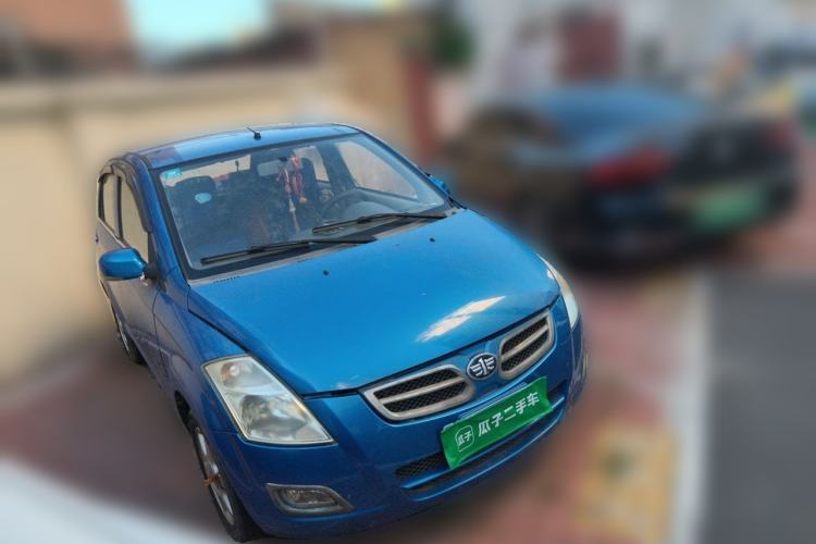 Used FAW Weizhi V2 2012 CROSS 1.3L Manual Luxury Model Front Right 45 Deg