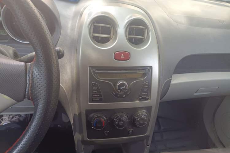 Used FAW Weizhi V2 2012 CROSS 1.3L Manual Luxury Model Audio And AC Panel
