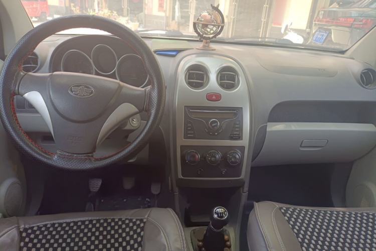 Used FAW Weizhi V2 2012 CROSS 1.3L Manual Luxury Model Center Console